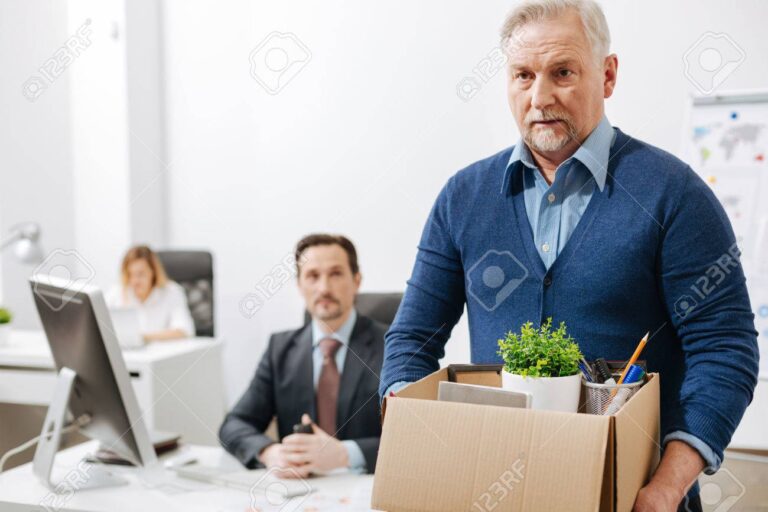 une personne quittant son bureau