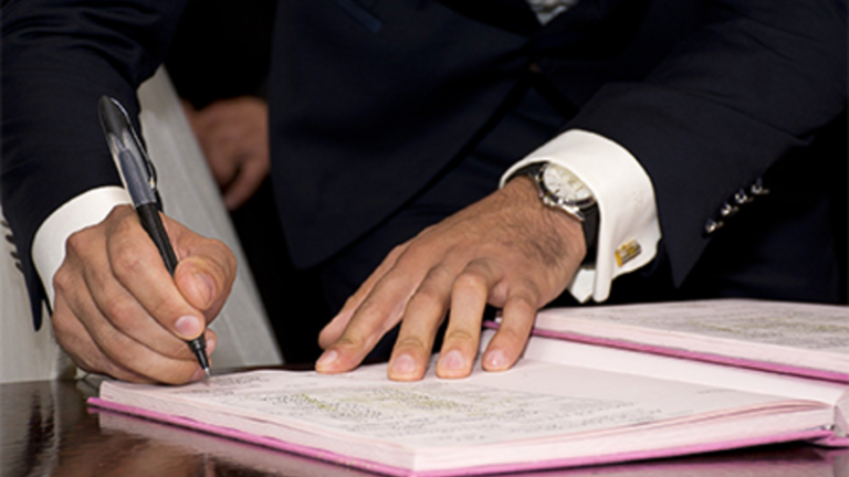 une personne recevant un certificat officiel