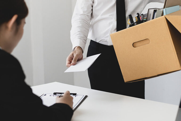 une personne redigeant une lettre de demission