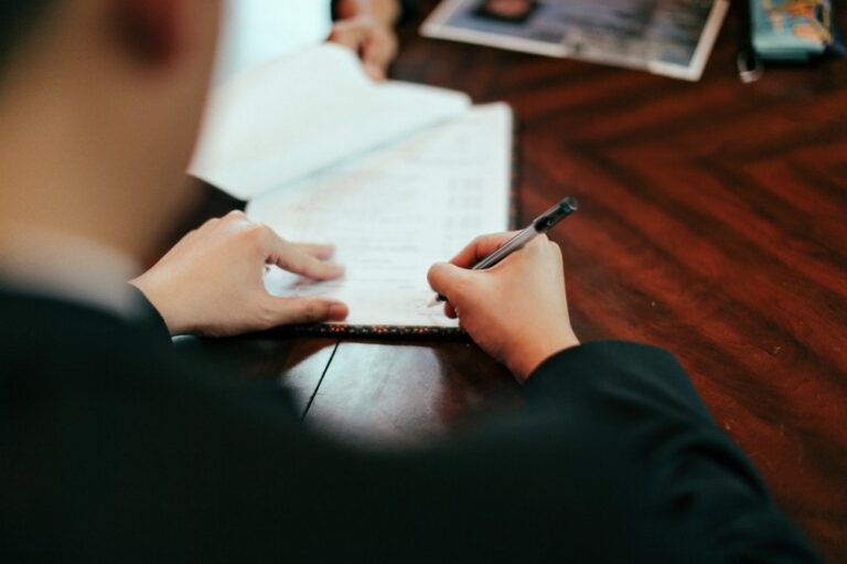 une personne redigeant une mise en demeure