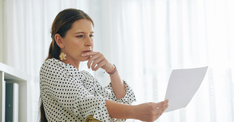 Comment publier efficacement une offre d'emploi sur LinkedIn 47 une personne redigeant une offre demploi