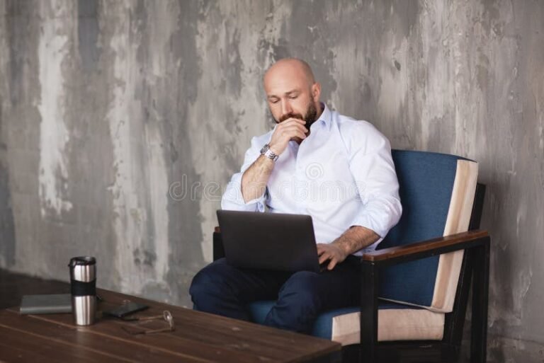 une personne reflechissant dans un bureau