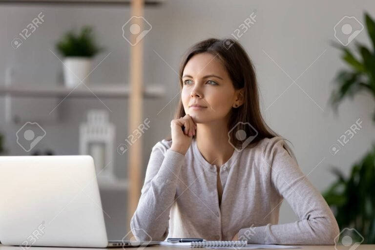 une personne reflechissant devant un bureau 1