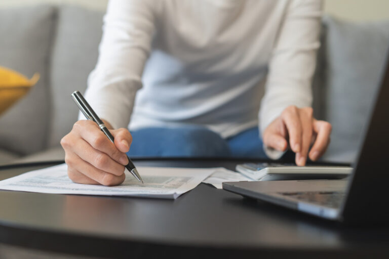 une personne remplissant un formulaire dimpots