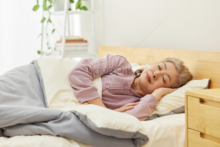 une personne se reposant a la maison