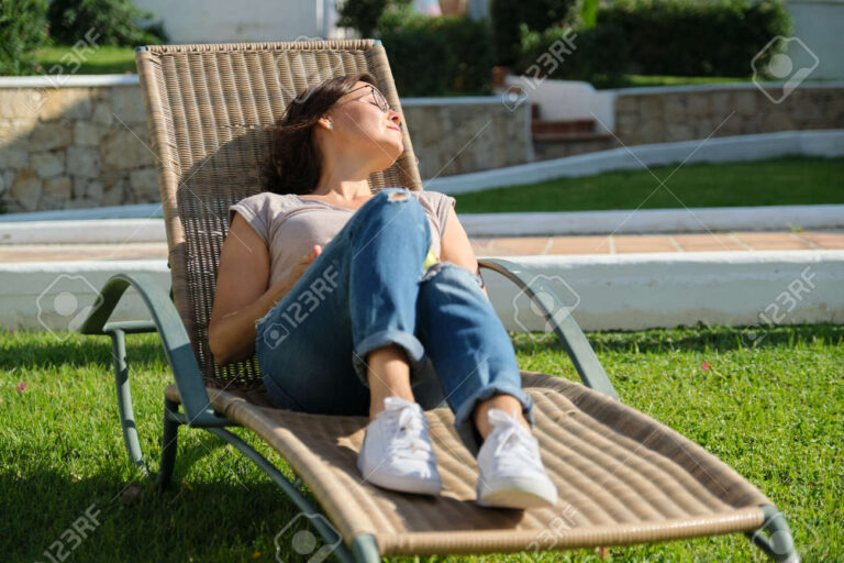 une personne se reposant en vacances