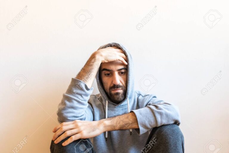 C'est Pas Ma Faute à Moi : Pourquoi Se Sent-On Coupable 1 une personne se tenant la tete pensive