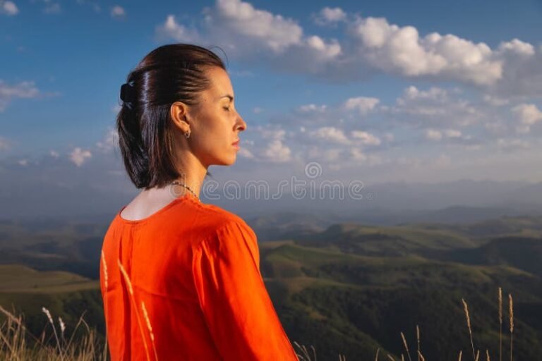 une personne souriante dans un paysage lumineux