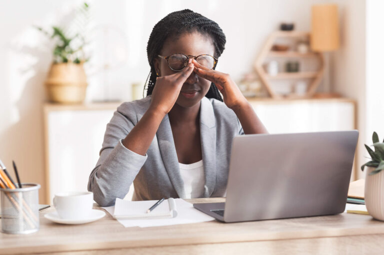 une personne stressee dans un bureau