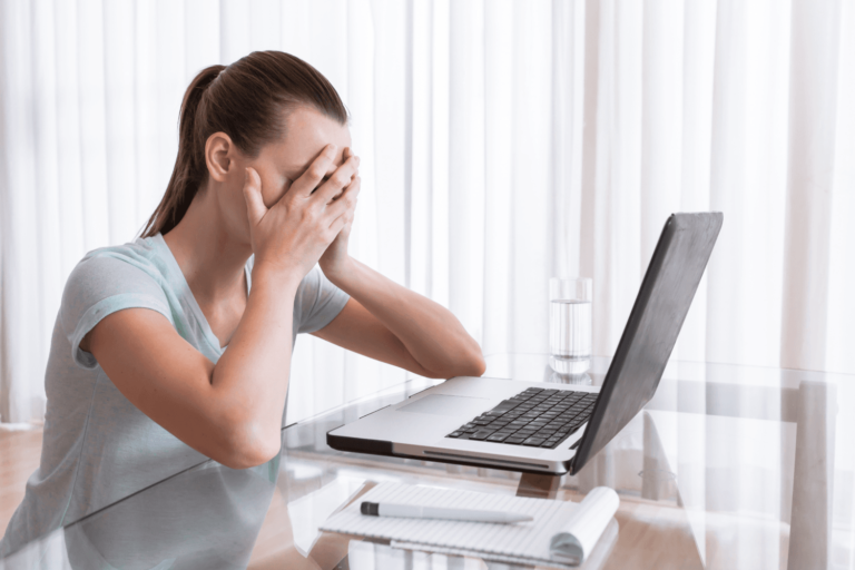 une personne stressee dans un bureau