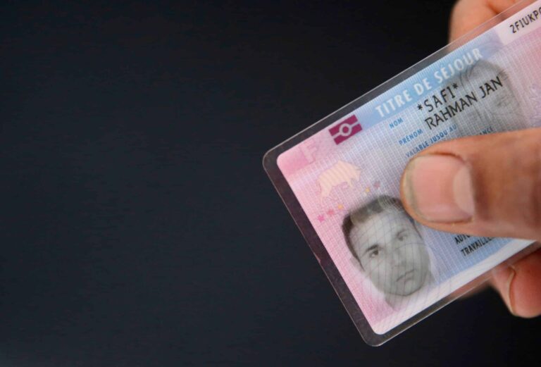 une personne tenant un titre de sejour