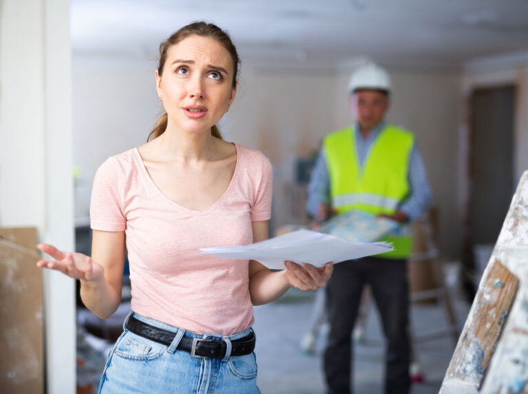 une personne tenant une etiquette plainte