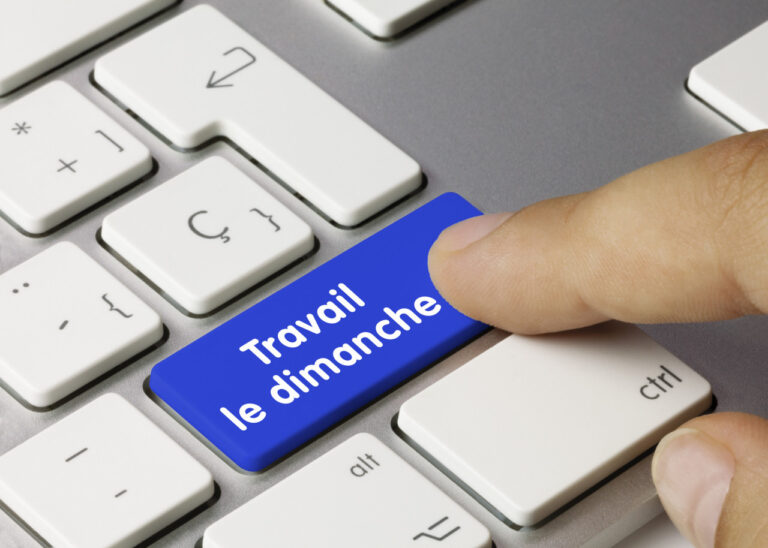 une personne travaillant le dimanche
