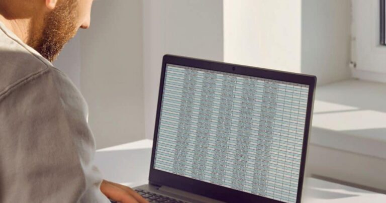 une personne utilisant excel sur un ordinateur