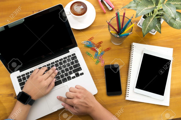 une personne utilisant un ordinateur portable 3