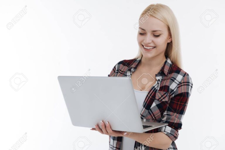 une personne utilisant un ordinateur portable