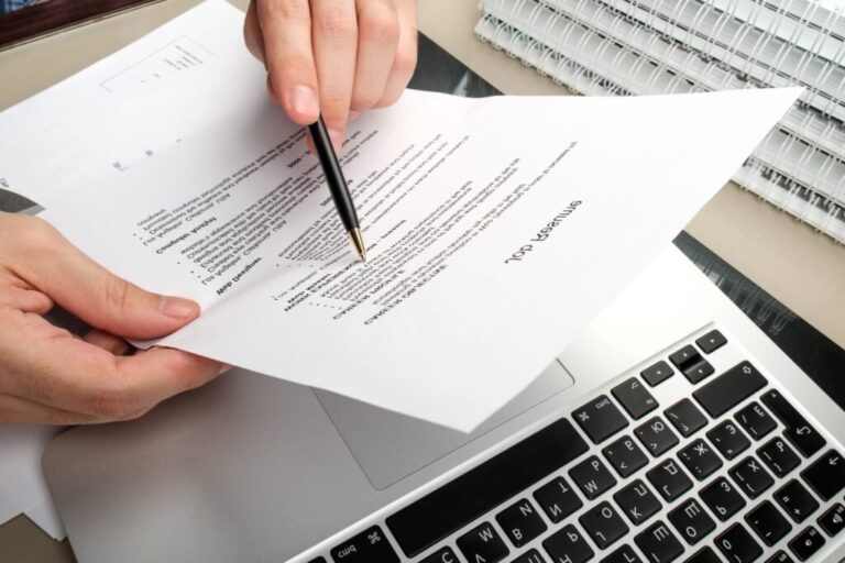 une personne utilisant un ordinateur pour creer un cv