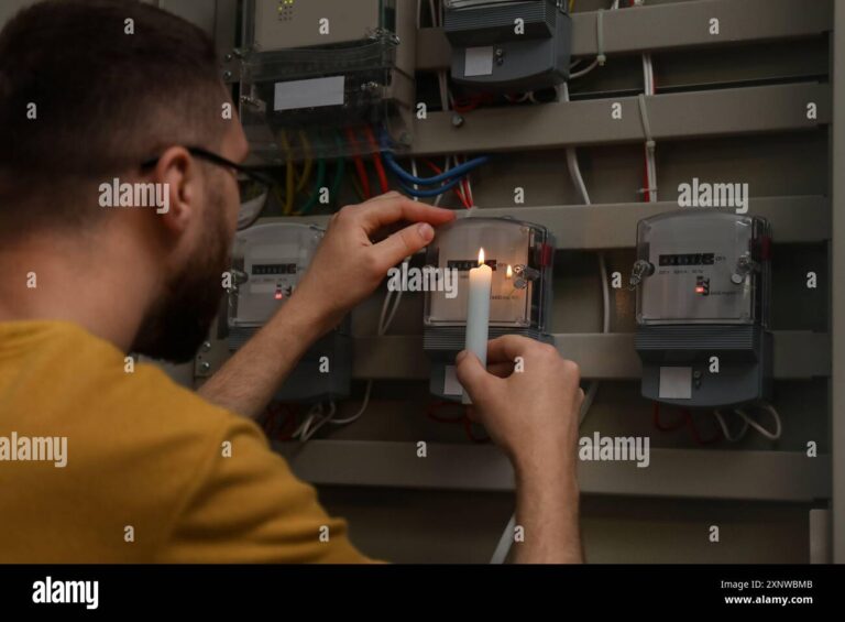 Que faire si on m'a coupé l'électricité Conseils et solutions 1 une personne verifiant un compteur electrique
