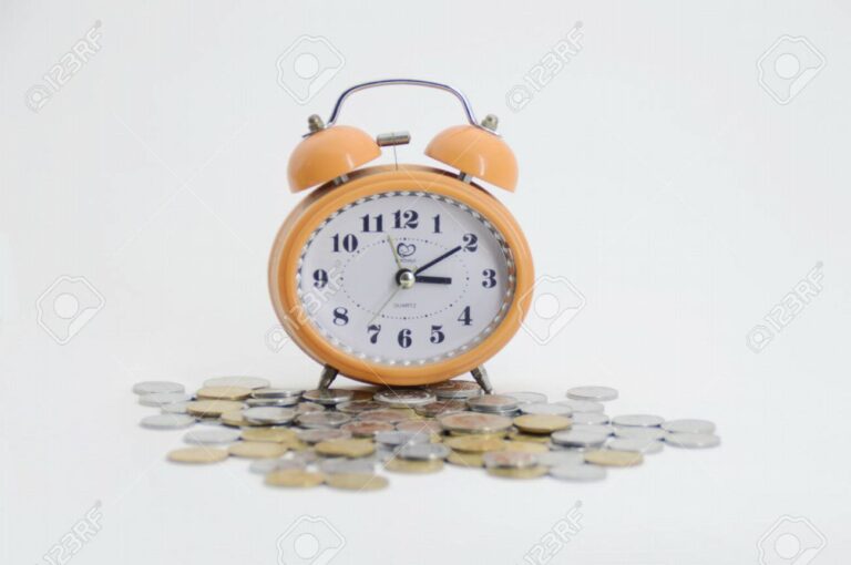 une piece de monnaie et une horloge