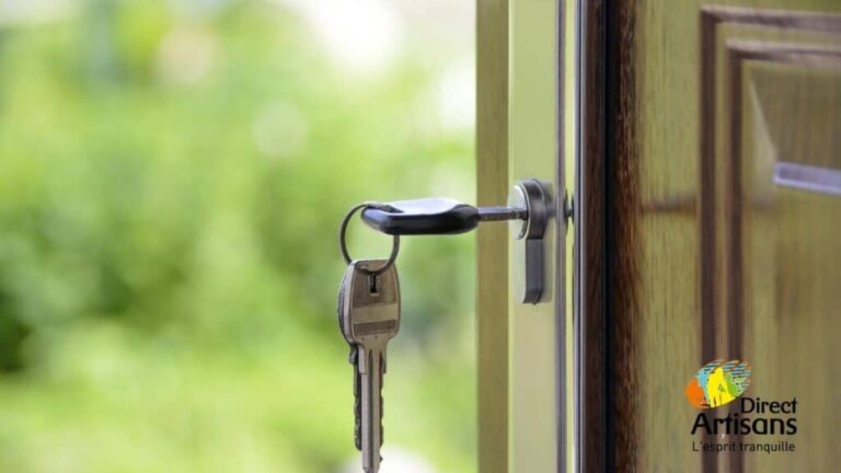 une porte fermee avec une cle a lexterieur