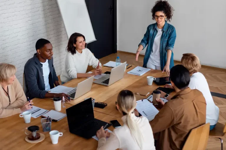 une reunion de copropriete avec des participants