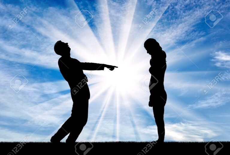 une silhouette se moquant dune autre