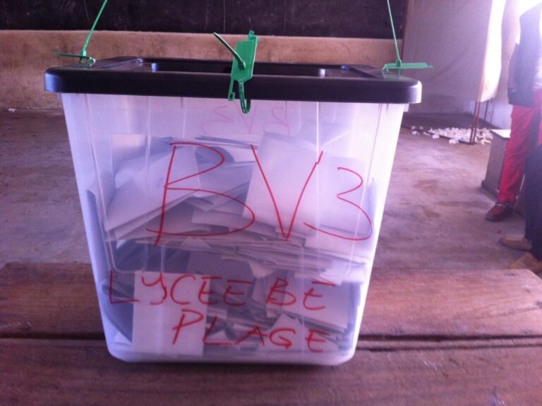 une urne electorale sur une plage