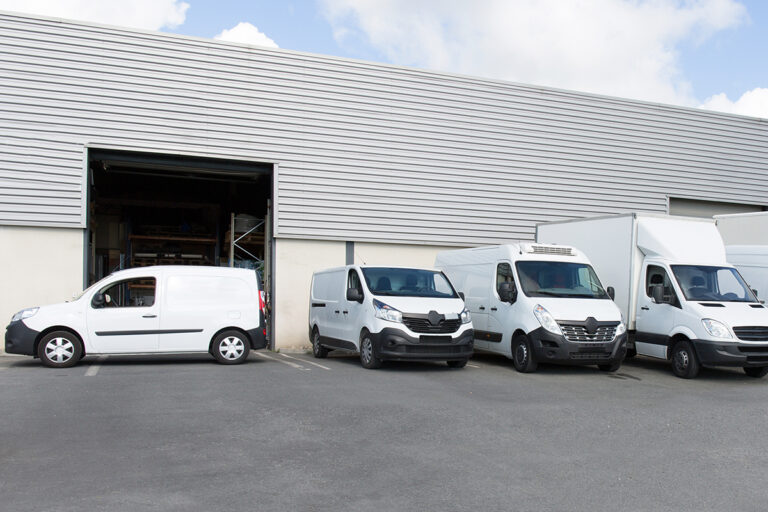 vehicules de societe sur un parking dentreprise