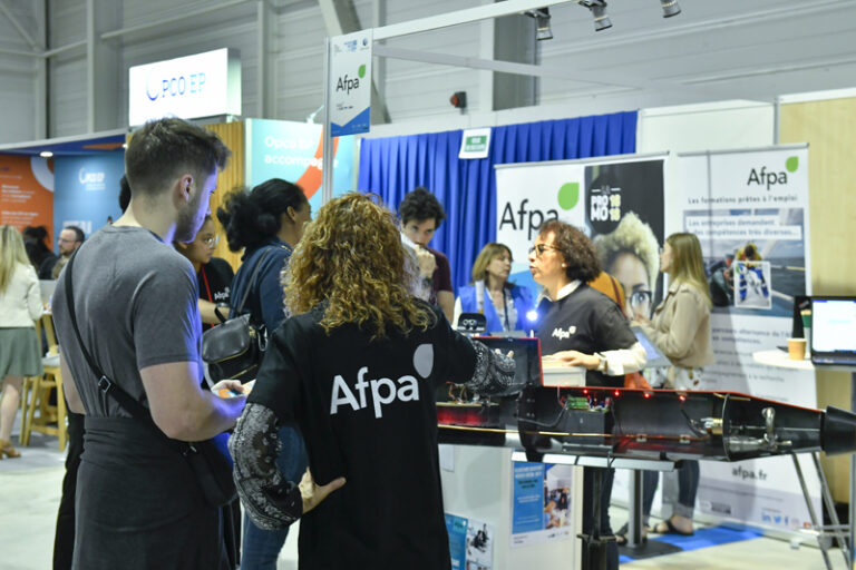 Que peut-on découvrir au forum des associations de Fontenay-le-Comte 1 visiteurs explorant les stands dassociations