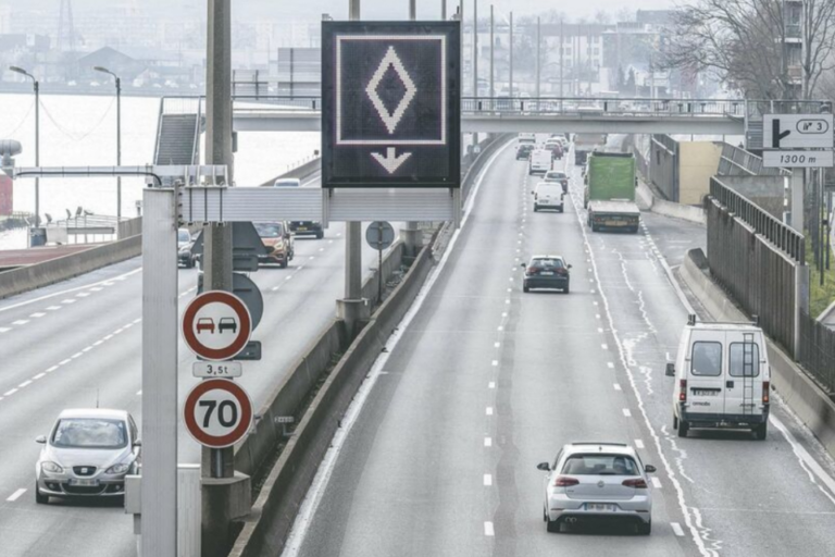 Pourquoi circuler sur une voie réservée entraîne-t-il des sanctions 1 voie reservee avec panneaux de signalisation