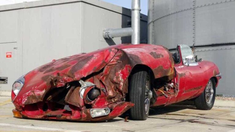 voiture ancienne sur le point detre detruite