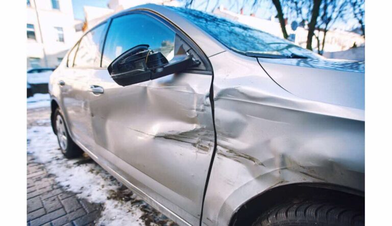 voiture endommagee dans un parking