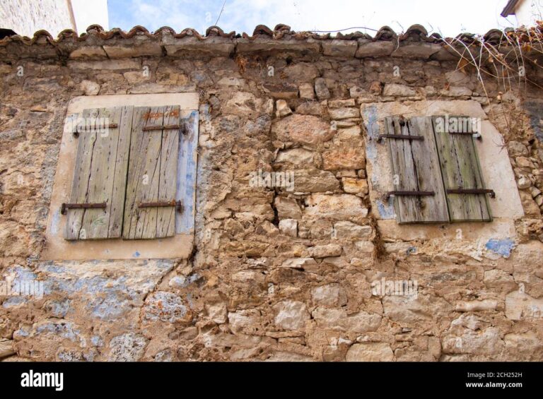 Pourquoi mon voisin n'ouvre-t-il jamais ses volets 1 volets fermes sur une maison mysterieuse