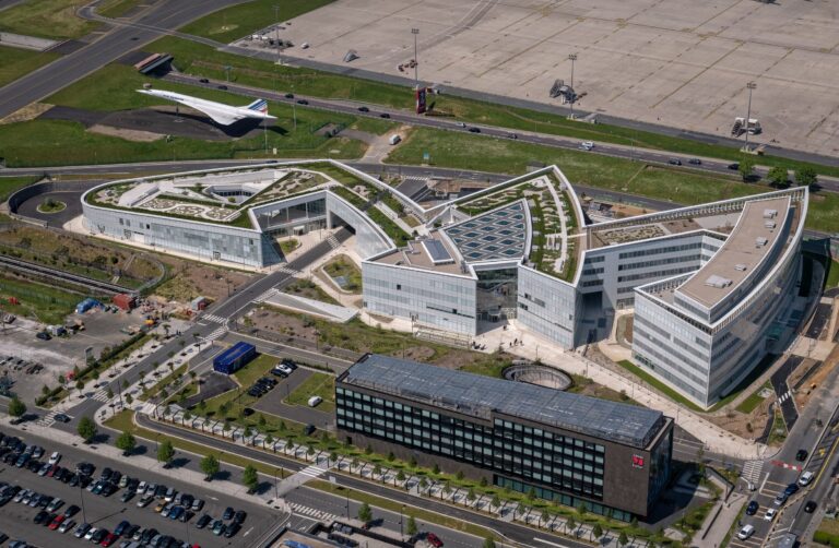 Quel est l'emplacement exact du siège social du groupe ADP à Tremblay-en-France 1 vue aerienne du siege du groupe adp