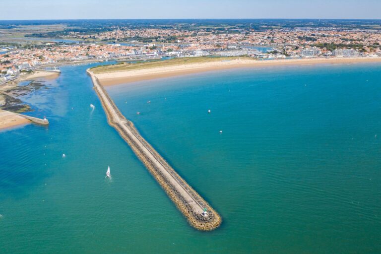 Quelles sont les offres d'emploi disponibles à Saint Gilles Croix de Vie 16 vue de la plage a saint gilles croix de vie