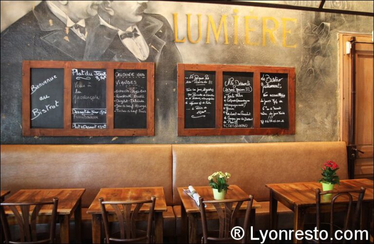 Que savoir sur le Bistro Autrement à la Place Ambroise Courtois à Lyon 1 vue exterieure du bistro autrement a lyon