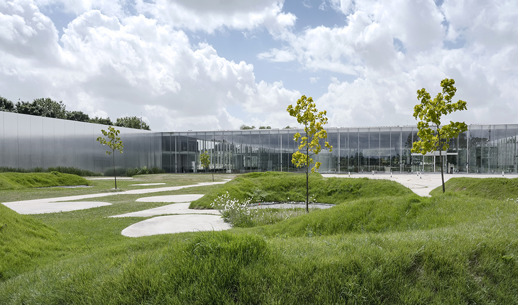 Pourquoi visiter le musée du Louvre-Lens situé rue Paul Bert à Lens