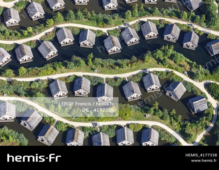 Quel est le meilleur hôtel aux Îles de Clovis au Puy du Fou 1 vue panoramique des iles de clovis